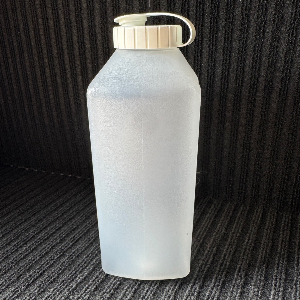 Rubbermaid Servin Saver 2 Quart Plastic Water Bottle Pitcher 2468 White Lid - Picture 3 of 8